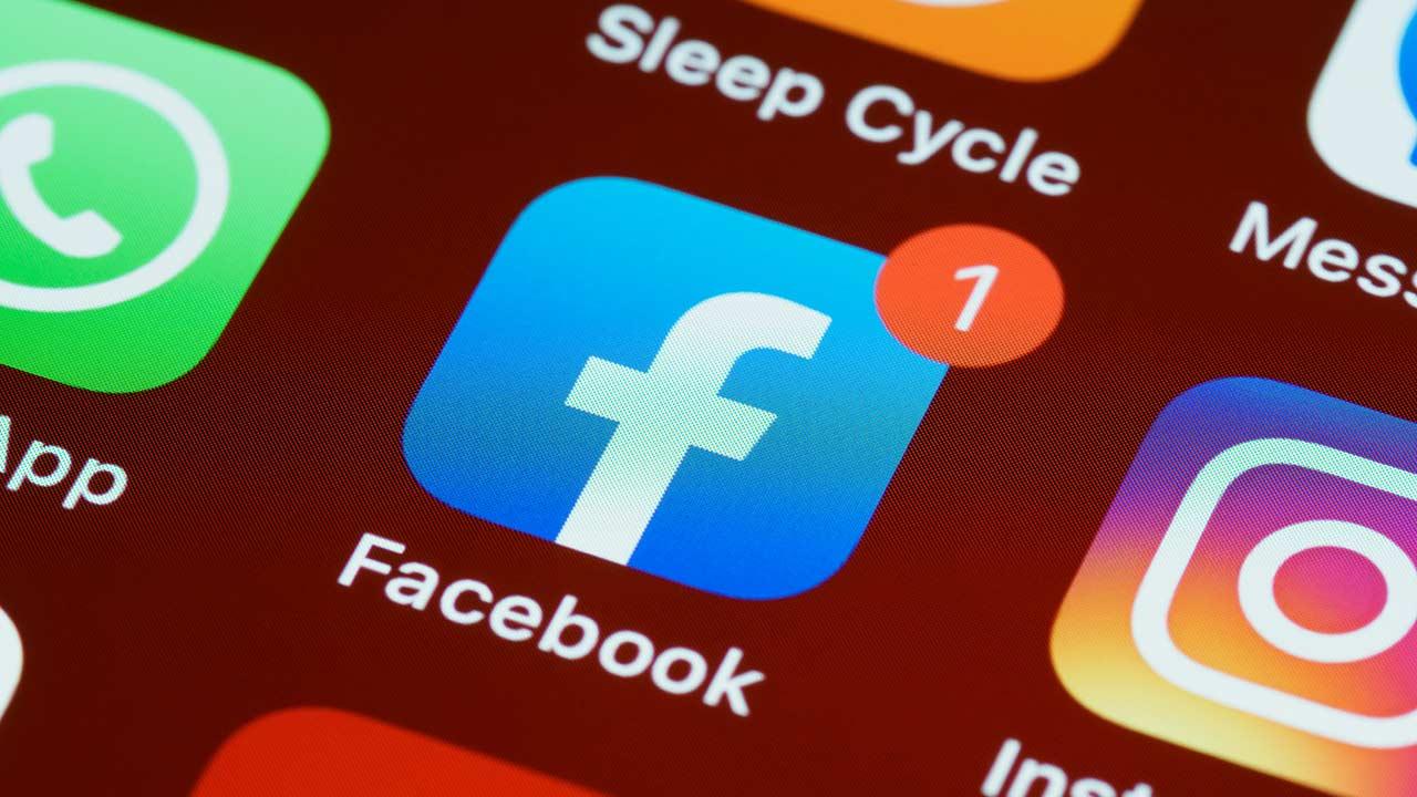 Logos Facebook y de Instagram en un móvil