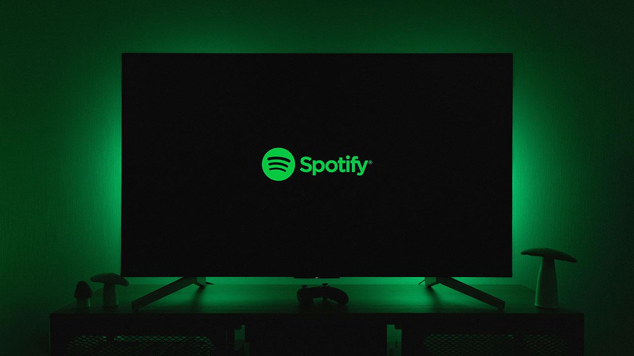 Monitor mostrando logo de Spotify